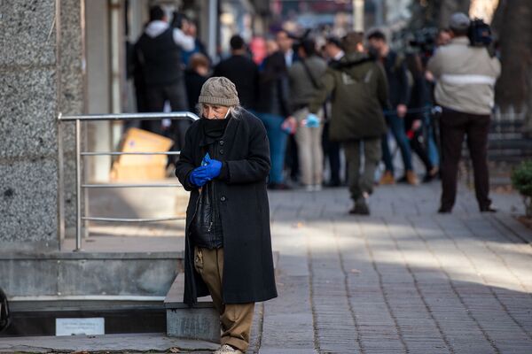 Анна Акопян вышла на улицу без перчаток, а бабушка во всеоружии - Sputnik Армения
