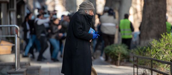 Анна Акопян раздает буклеты (23 марта 2020). Еревaн Анна Акопян раздает буклеты (23 марта 2020). Еревaн - Sputnik Армения