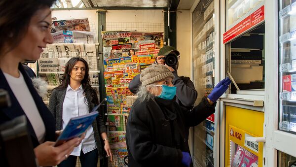 Анна Акопян раздает буклеты (23 марта 2020). Еревaн - Sputnik Արմենիա
