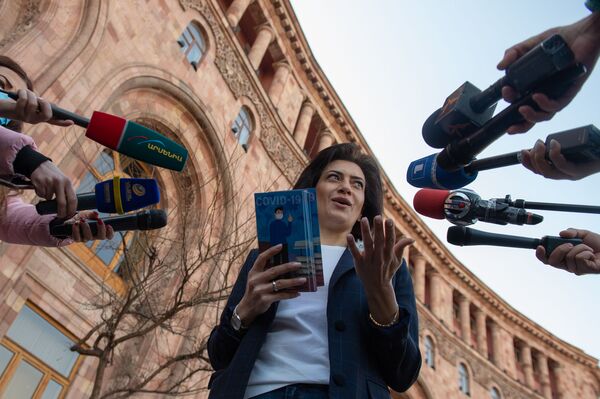 Анна Акопян вышла на улицу без перчаток, а бабушка во всеоружии - Sputnik Армения