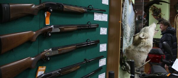 Образцы оружия на витрине оружейного магазина  - Sputnik Армения