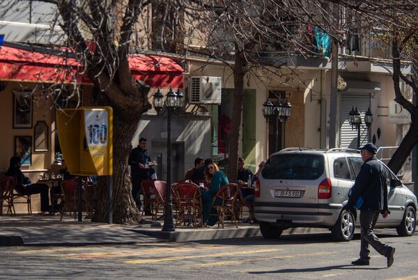 Сами хотят работать: кафе и рестораны в Ереване оживляются вопреки короне Сами хотят работать: кафе и рестораны в Ереване оживляются вопреки короне - Sputnik Армения