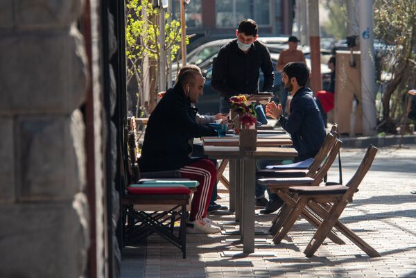 Сами хотят работать: кафе и рестораны в Ереване оживляются вопреки короне Сами хотят работать: кафе и рестораны в Ереване оживляются вопреки короне - Sputnik Армения