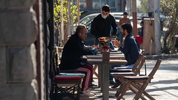 Արտակարգ իրավիճակների ժամանակ փողոցային սրճարանի այցելուները (23 մարտի, 2020թ)․ Երևան - Sputnik Արմենիա