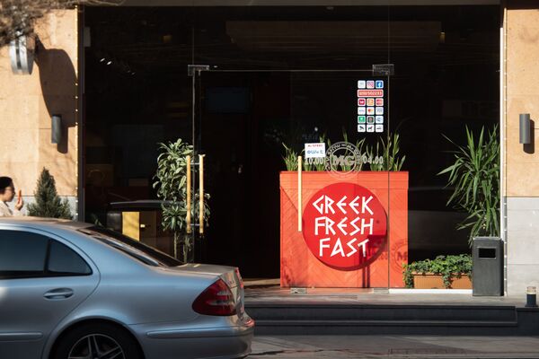 Сами хотят работать: кафе и рестораны в Ереване оживляются вопреки короне Сами хотят работать: кафе и рестораны в Ереване оживляются вопреки короне - Sputnik Армения