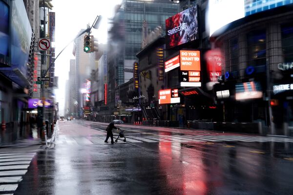 Пешеход переходит 42-ую улицу на пустынном Таймс-сквер в Нью-Йорке - Sputnik Армения