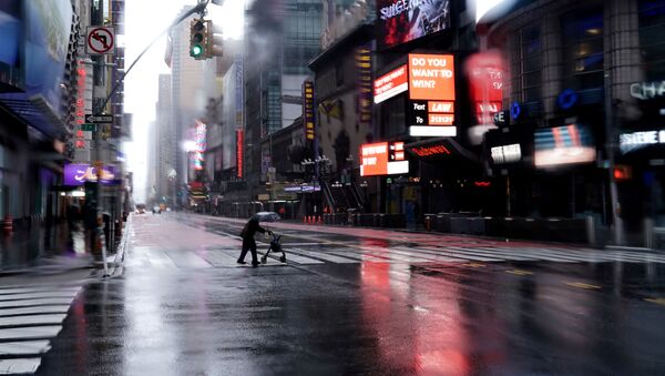 Пешеход переходит 42-ую улицу на пустынном Таймс-сквер в Нью-Йорке - Sputnik Արմենիա