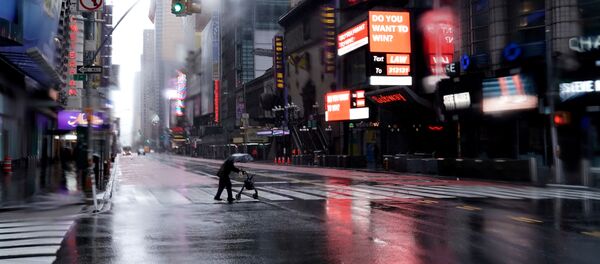 Пешеход переходит 42-ую улицу на пустынном Таймс-сквер в Нью-Йорке Пешеход переходит 42-ую улицу на пустынном Таймс-сквер в Нью-Йорке - Sputnik Արմենիա