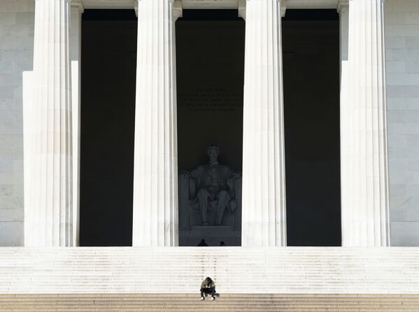 Одинокий мужчина у мемориала Линкольна в Вашингтоне - Sputnik Армения