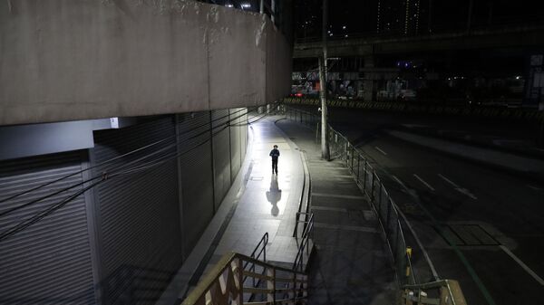 Человек в маске на пустынной улице в Маниле, Филиппины - Sputnik Армения