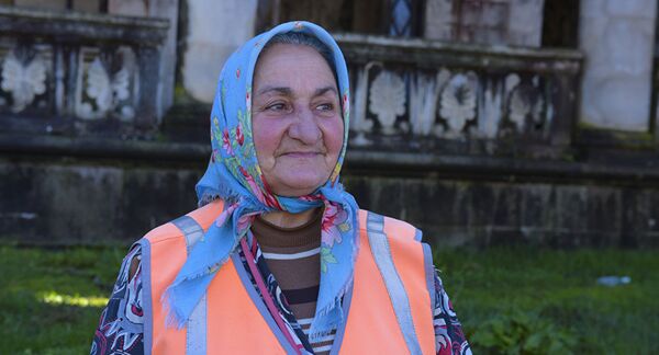 Дворник Лаура Геворкян Дворник Лаура Геворкян - Sputnik Армения