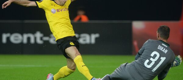 Полузащитник Боруссии Генрих Мхитарян и вратарь Краснодара Андрей Дикань  - Sputnik Армения