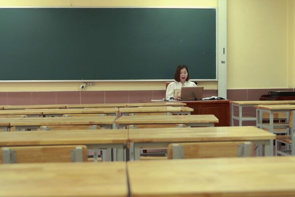 Учительница в пустом классе во время дистанционного урока во Вьетнаме  - Sputnik Армения