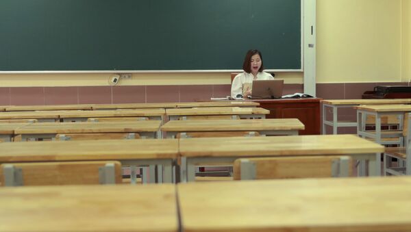 Ուսուցչուհին դատարկ դասասենյակում հեռակա դասի ժամանակ Հանոյում. Վիետնամ  - Sputnik Արմենիա