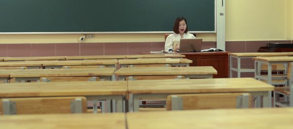 Учительница в пустом классе во время дистанционного урока во Вьетнаме Учительница в пустом классе во время дистанционного урока во Вьетнаме - Sputnik Армения