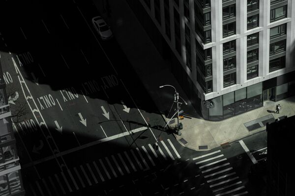 Одинокий человек на пустынной улице в Нью-Йорке  - Sputnik Армения