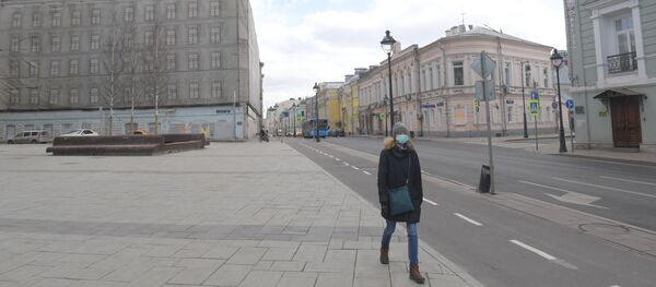 Девушка в защитной маске улице Большая Никитская в Москве - Sputnik Армения