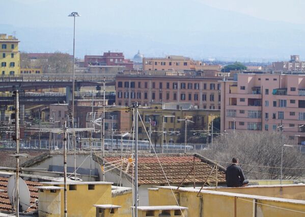 Одинокий мужчина на крыше дома в Риме  - Sputnik Армения