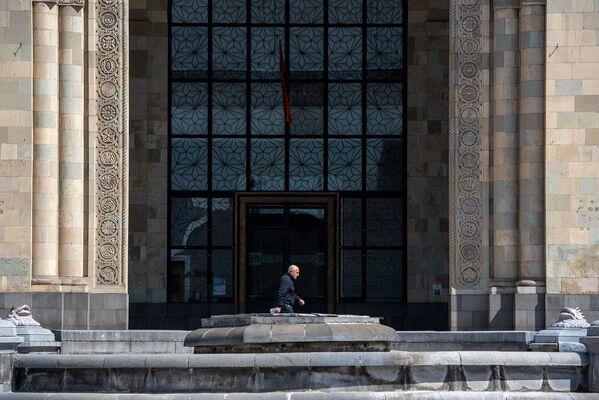 Одинокий прохожий у здания национальной галереи в Ереване - Sputnik Армения