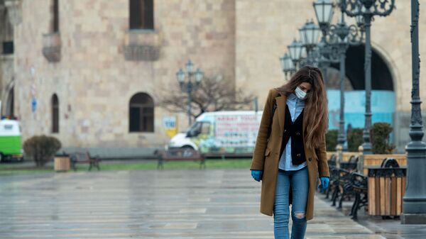 Одинокая девушка на площади Республики в Ереване - Sputnik Արմենիա