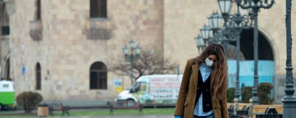 Одинокая девушка на площади Республики в Ереване - Sputnik Արմենիա