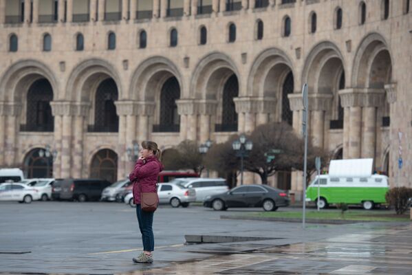 Одинокая женщина на площади Республики в Ереване - Sputnik Армения