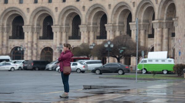 Одинокая женщина на площади Республики в Ереване - Sputnik Արմենիա