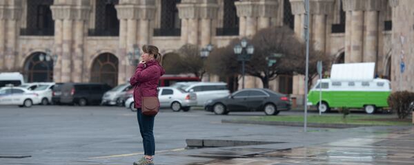 Одинокая женщина на площади Республики в Ереване Одинокая женщина на площади Республики в Ереване - Sputnik Արմենիա