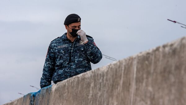 Полицейский на контрольно-пропускном пункте при выезде из Эчмиадзина - Sputnik Армения