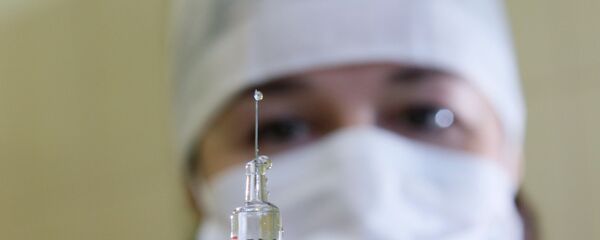 Врач со шприцем в защитной медицинской маске  - Sputnik Արմենիա