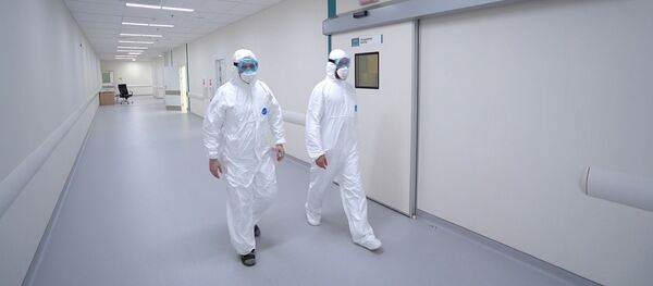 Врачи в защитных костюмах в больнице для приема пациентов с подозрением на коронавирус - Sputnik Արմենիա