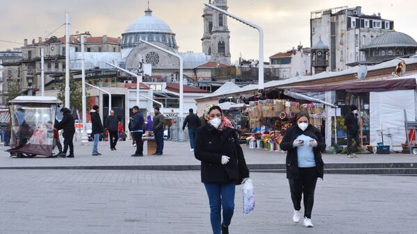 Прохожие в медицинских масках на одной из улиц в Стамбуле - Sputnik Արմենիա