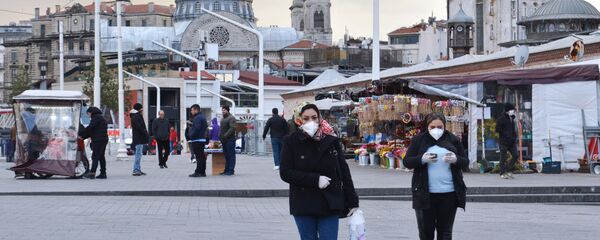 Прохожие в медицинских масках на одной из улиц в Стамбуле Прохожие в медицинских масках на одной из улиц в Стамбуле - Sputnik Армения