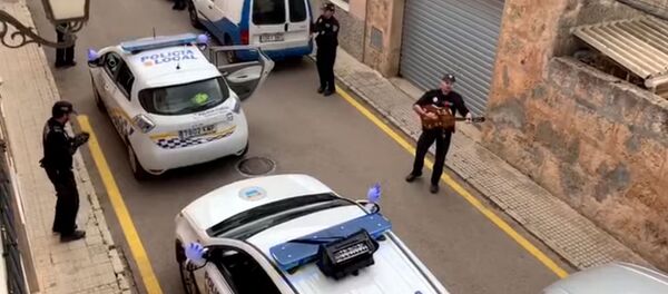 Полиция развлекает музыкой жителей во время карантина Полиция развлекает музыкой жителей во время карантина - Sputnik Արմենիա