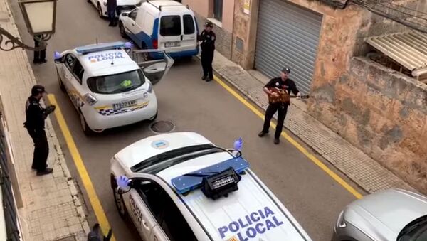 Полиция развлекает музыкой жителей во время карантина - Sputnik Արմենիա
