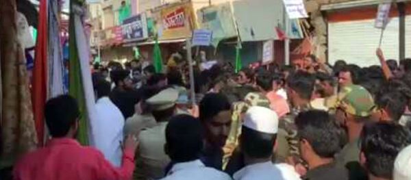 В Индии полиция палками загоняет людей на карантин В Индии полиция палками загоняет людей на карантин - Sputnik Армения