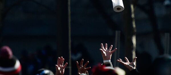 Люди стараются поймать рулон туалетной бумаги во время праздничных мероприятий (8 февраля 2018). Филадельфия, штат Пенсильвания Люди стараются поймать рулон туалетной бумаги во время праздничных мероприятий (8 февраля 2018). Филадельфия, штат Пенсильвания - Sputnik Армения