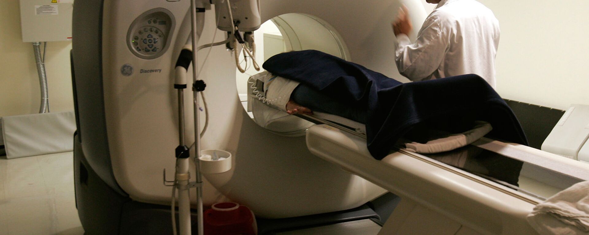 Технолог ядерной медицины Майкл Гомес беседует с пациентом перед позитронно-эмиссионной томографией (15 июня 2007). Кингстон - Sputnik Արմենիա, 1920, 29.03.2020