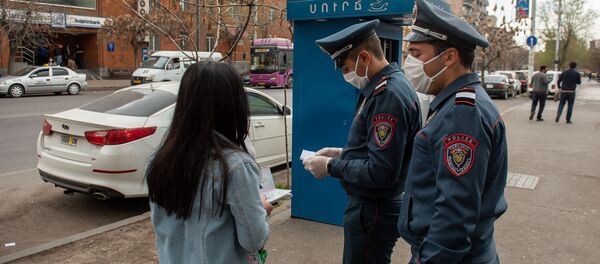 Проверка полицейскими документов прохожих во время чрезвычайной ситуации (25 марта 2020). Ереван - Sputnik Армения
