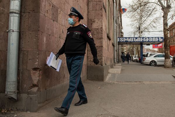 Проверка полицейскими документов прохожих во время чрезвычайной ситуации (25 марта 2020). Ереван - Sputnik Армения