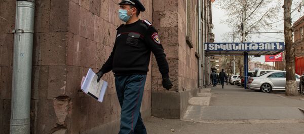 Проверка полицейскими документов прохожих во время чрезвычайной ситуации (25 марта 2020). Ереван Проверка полицейскими документов прохожих во время чрезвычайной ситуации (25 марта 2020). Ереван - Sputnik Армения