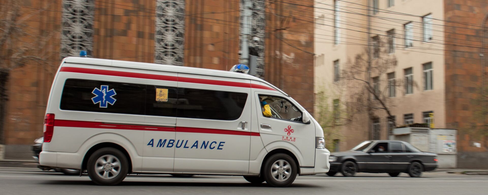 Машина скорой помощи во время чрезвычайной ситуации (25 марта 2020). Ереван - Sputnik Армения, 1920, 24.02.2022