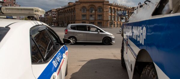 Бронетехника и полиция на улицах Еревана во время чрезвычайной ситуации (25 марта 2020). Ереван Бронетехника и полиция на улицах Еревана во время чрезвычайной ситуации (25 марта 2020). Ереван - Sputnik Արմենիա