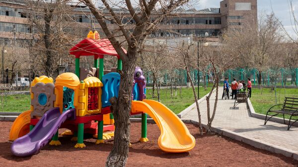 Улицы и парки города во время чрезвычайной ситуации (25 марта 2020). Ереван - Sputnik Армения