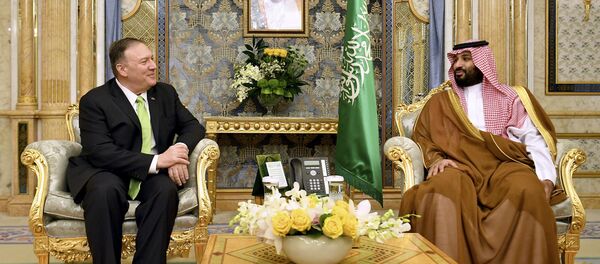 Госсекретарь США Майк Помпео (слева) встречается с наследным принцем Саудовской Аравии Мохаммедом бен Салманом в Джидде - Sputnik Армения