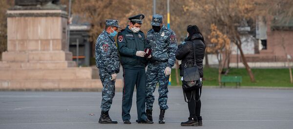 Полицейские проверяют документы прохожих на площади Свободы (25 марта 2020). Еревaн - Sputnik Армения