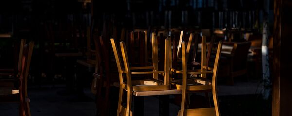 Стулья закрытого летнего кафе у площади Свободы - Sputnik Արմենիա