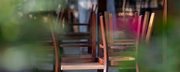 Стулья закрытого летнего кафе у площади Свободы - Sputnik Армения