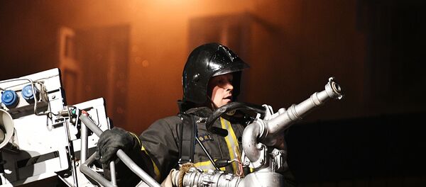 Сотрудник МЧС на тушении пожара Сотрудник МЧС на тушении пожара - Sputnik Армения