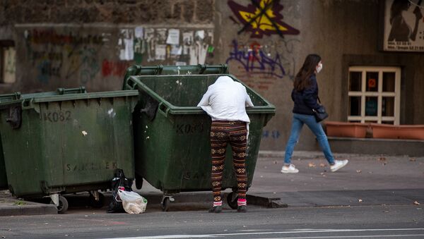 Женщина копошится в мусорном баке - Sputnik Армения